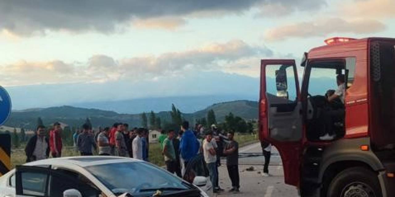 Gediz’de 2 Araç Çarpıştı, 6 Yaralı