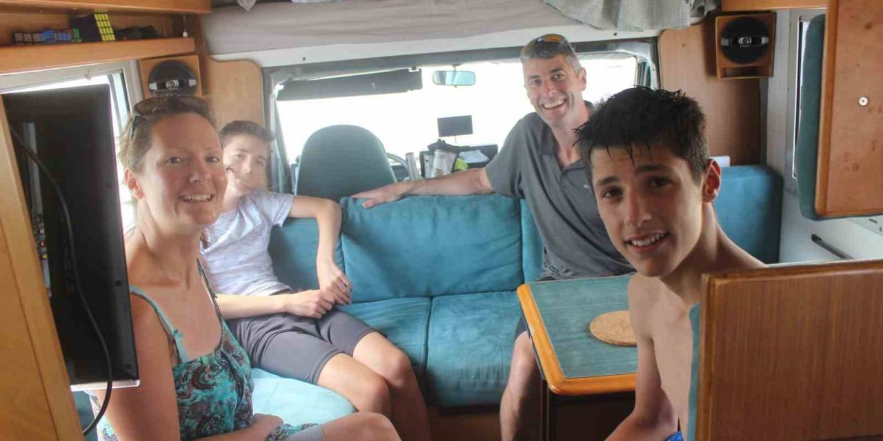 Dünya Turuna Çıkan Fransız Aile, Kamp Yaptıkları Acıgöl’de Yüzdü