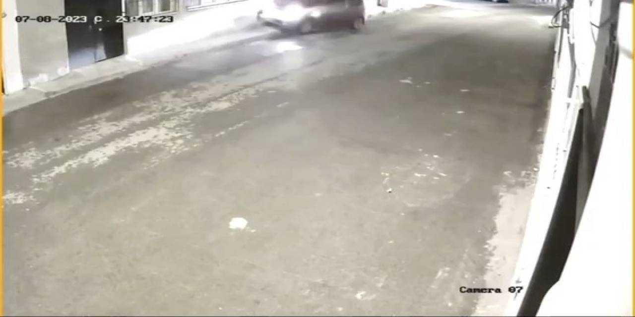 Kontrolden Çıkan Otomobil Doğalgaz Borusuna Böyle Çarptı