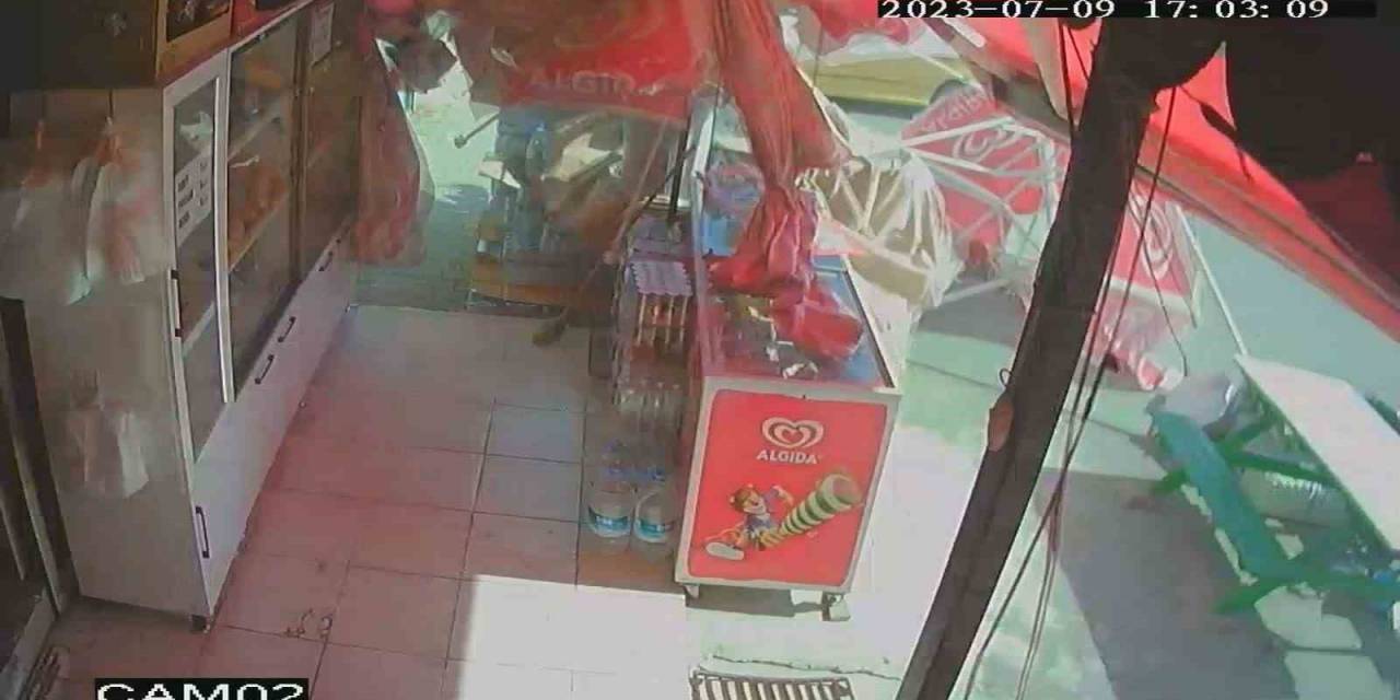 Antalya’da Çıkan Hortum Araçların Plakasını Söktü, Şemsiyeleri Uçurtma Gibi Uçurdu