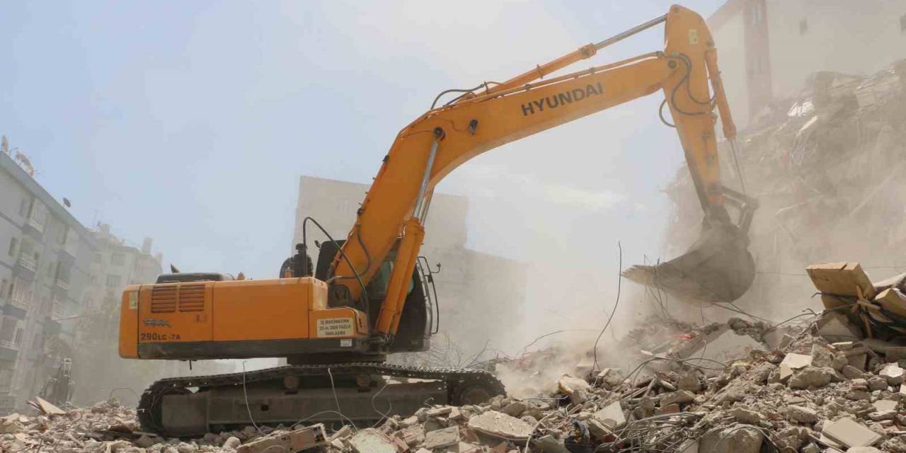 Diyarbakır’da Ağır Hasarlı Binaların Yıkımı Sürüyor
