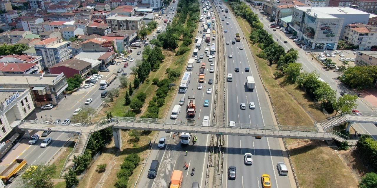 Sultanbeyli’de Hafriyat Kamyonunun Damperi Üst Geçide Çarptı