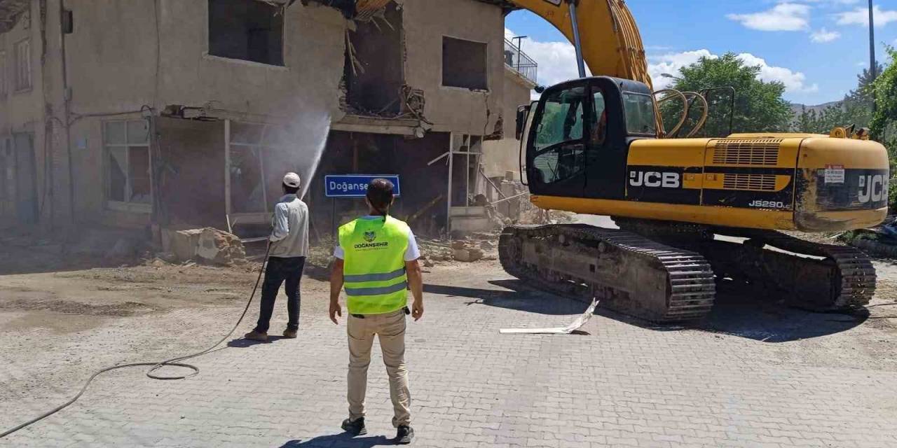 Doğanşehir’de Ağır Hasarlı Binaların Yıkımı Sürüyor