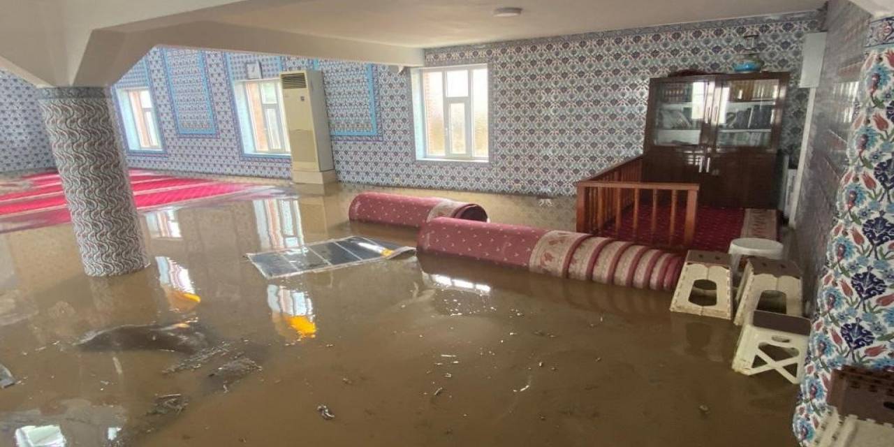 19 Mayıs’ta Dere Taştı, Cami Ve Evleri Su Bastı