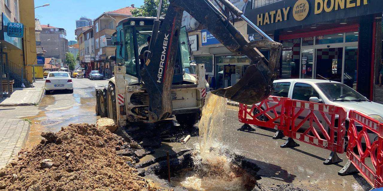 Ataşehir’de İski Personelinin Patlayan Su Borusuyla Mücadelesi Kamerada