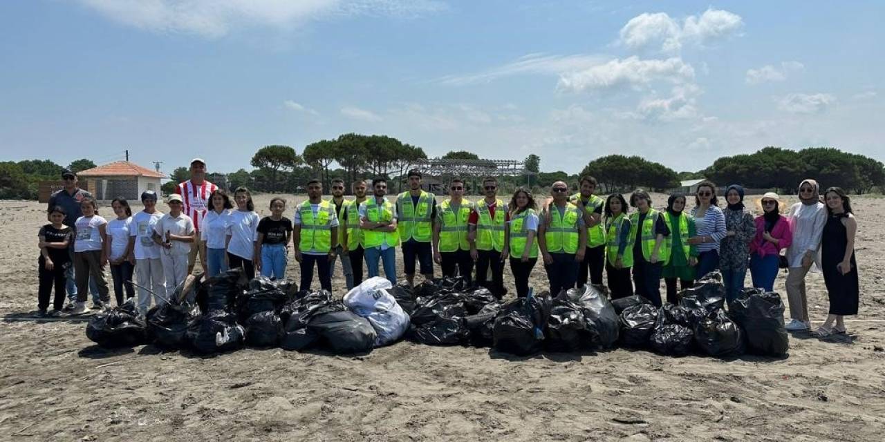 Gençlerden Sahil Temizliği