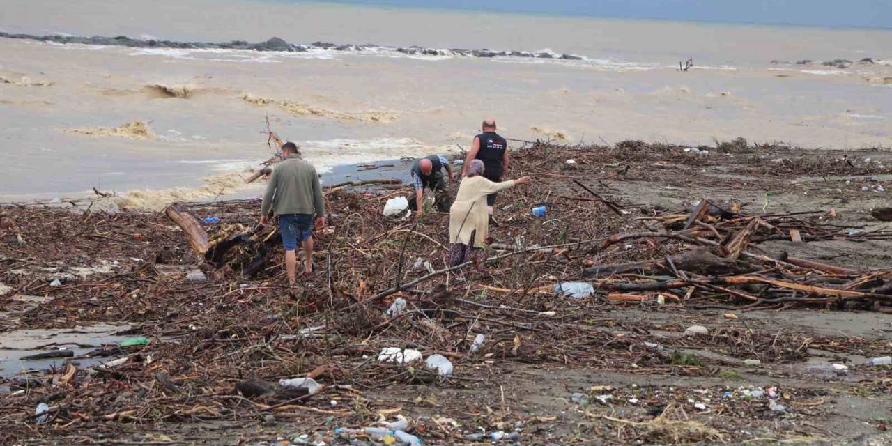 Selin Getirdiği Odun Parçaları Vatandaşlara Kışlık Yakacak Oldu