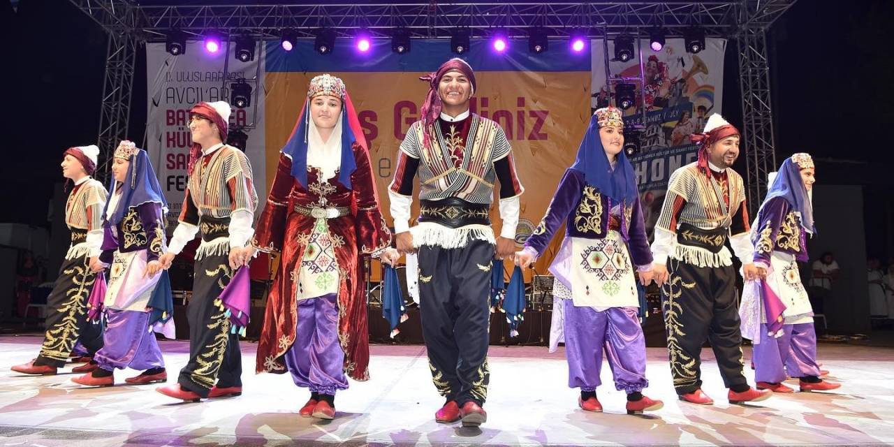 9 Ülkeden 450 Sanatçının Katıldığı Avcılar Bathonea Kültür Ve Sanat Festivali Coşkuyla Kutlandı