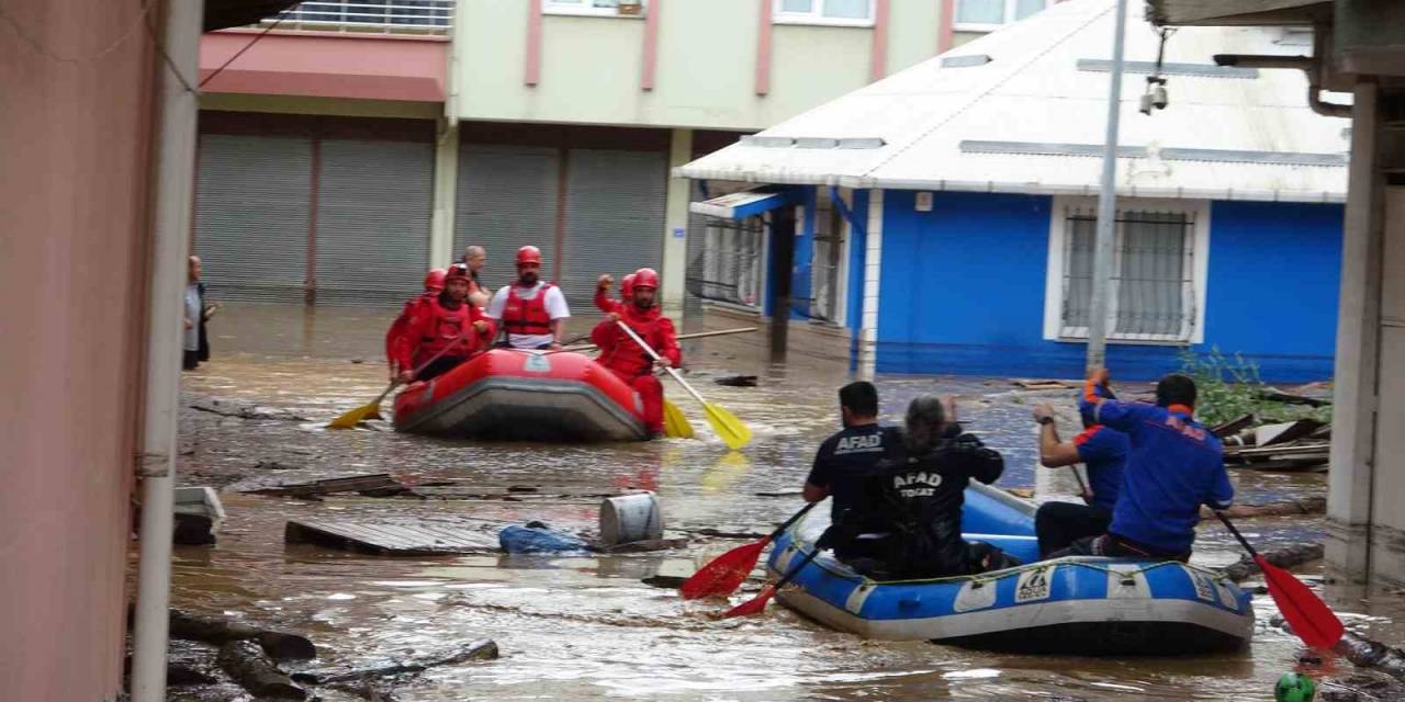 Giresun’un Piraziz İlçesinde Abdal Deresi Taştı, Ev Ve İş Yerlerinde Mahsur Kalan Vatandaşlar Botlarla Kurtarıldı