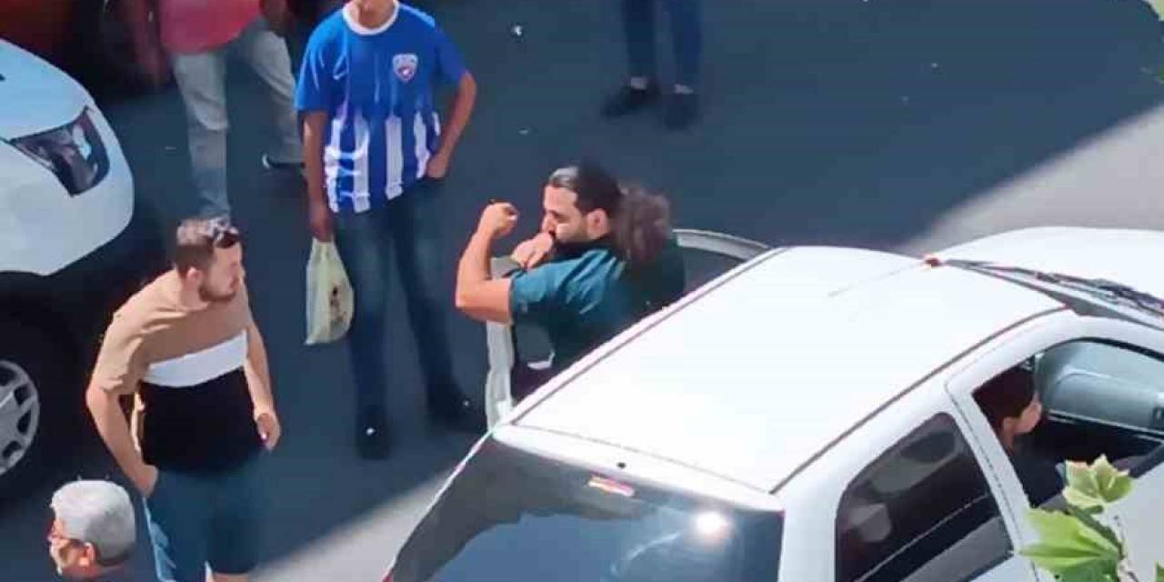 Park Halindeki Araçlara Sinirlenen Vatandaştan Yol Ortasında Protesto