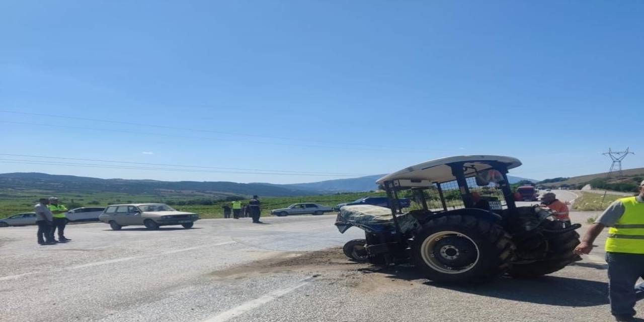 Manisa’da Otomobille Traktör Çarpıştı: 7 Yaralı