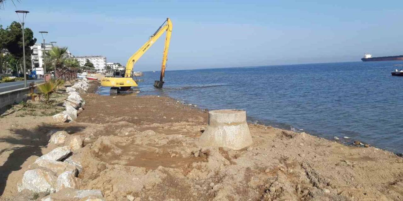 Çiftlikköy Belediyesi’nden Sahil Temizliği