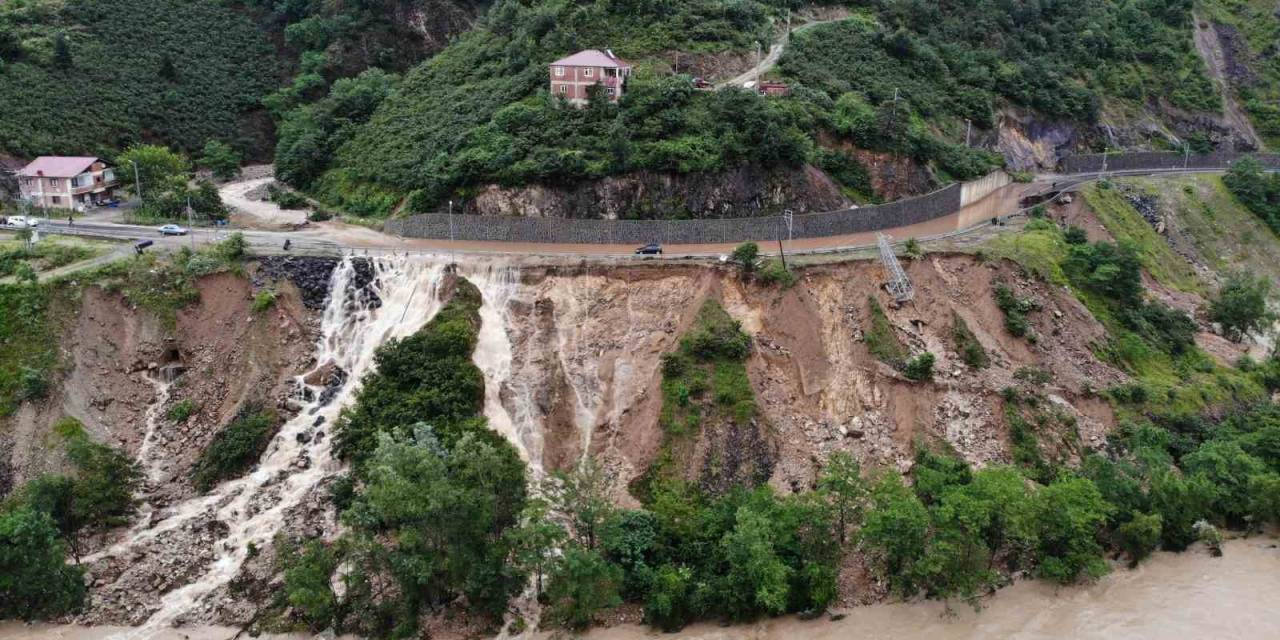 Karadeniz-Akdeniz Yolu Heyelan Nedeniyle Ulaşıma Kapandı