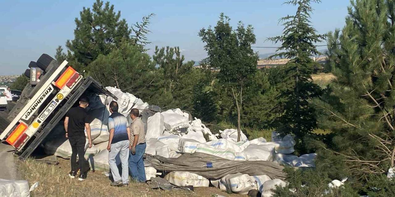 Uşak’ta İplik Yüklü Tır Devrildi: 1 Yaralı