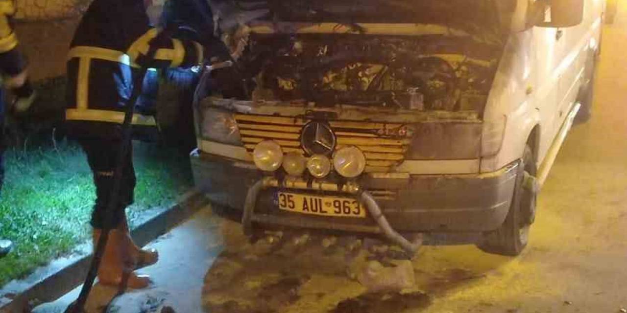 Seyir Halindeki Minibüs Yandı