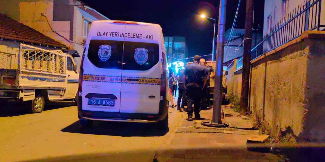 Genç Kız Düğünde Tartıştığı Çocuğun Babasını Bıçakladı