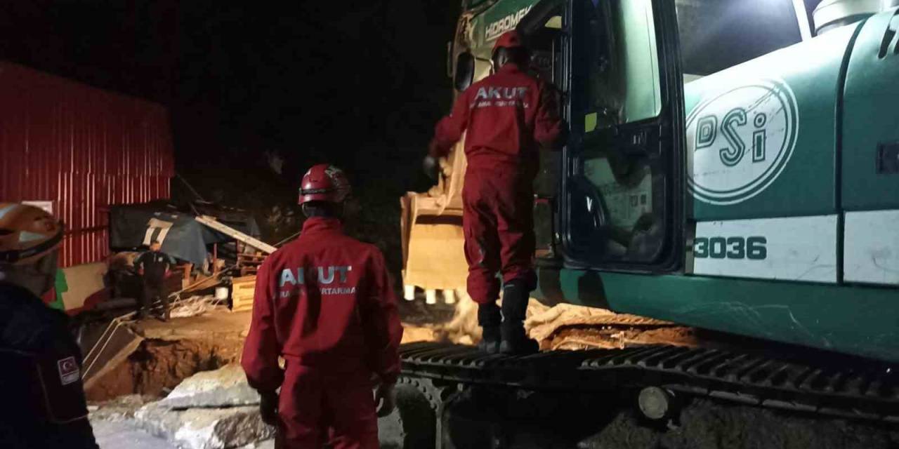Sağanak Yağıştan Çöken Menfezin Altında Kalan 3 İşçiden 2’si Kurtarıldı, 1’i İçin Çalışmalar Sürüyor