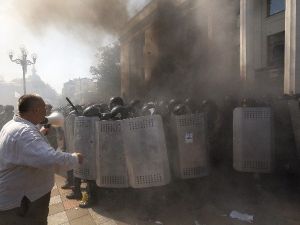 Ukrayna Parlamentosu Önünde Çatışma: 1 Ölü, 100 Yaralı