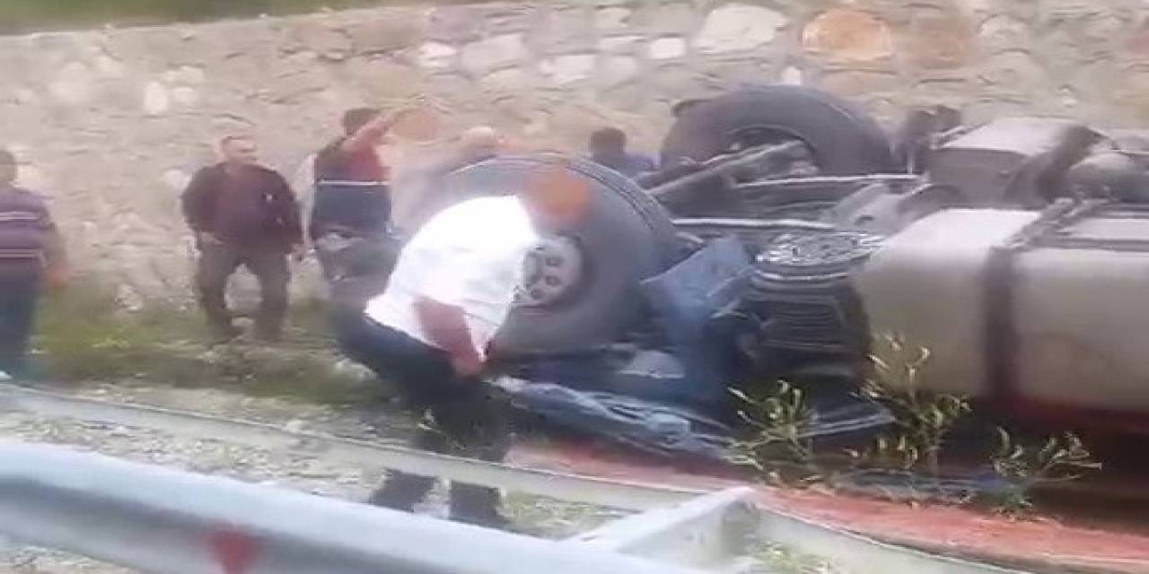 Tır Bariyerlere Çarparak Devrildi