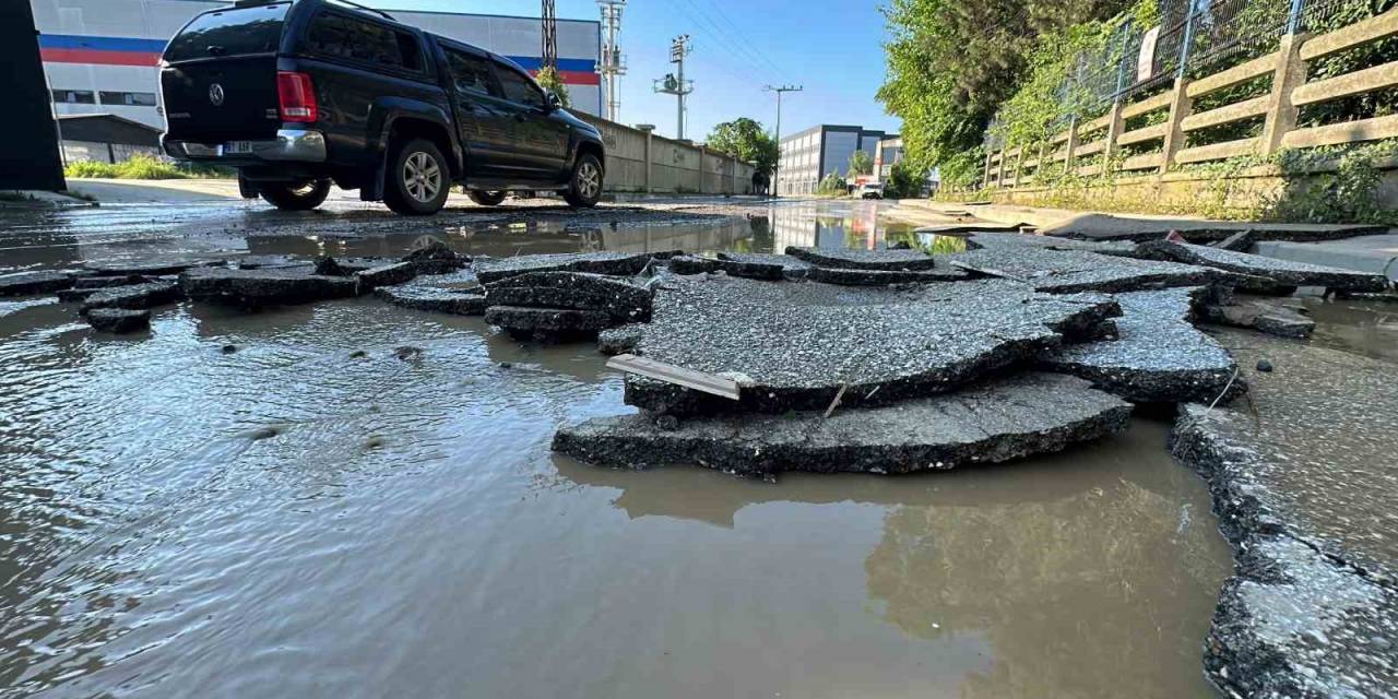 Sel Suları Asfaltı Yerinden Söktü