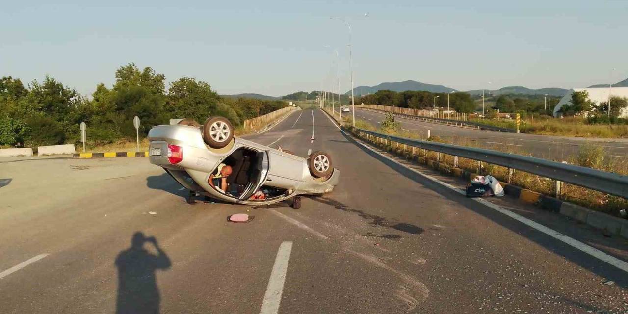 Otomobil Bariyerleri Aştı, Karşı Şeritte Takla Atarak Durabildi: 3 Yaralı