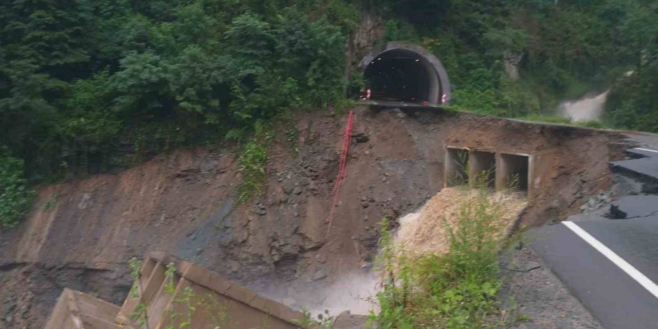 Karadeniz-akdeniz Yolu’ndaki Heyelan Kamerada