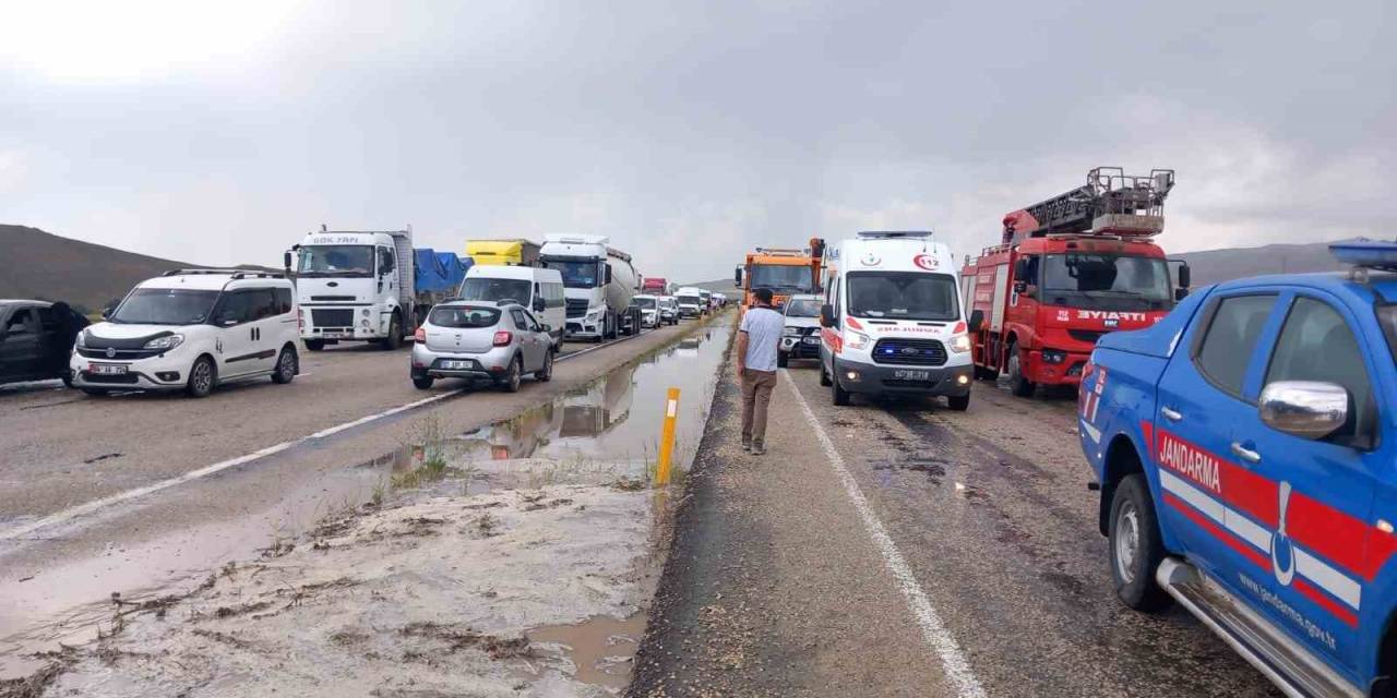 Araçta Mahsur Kalan Bir Aile Yetkililer Tarafından Kurtarıldı
