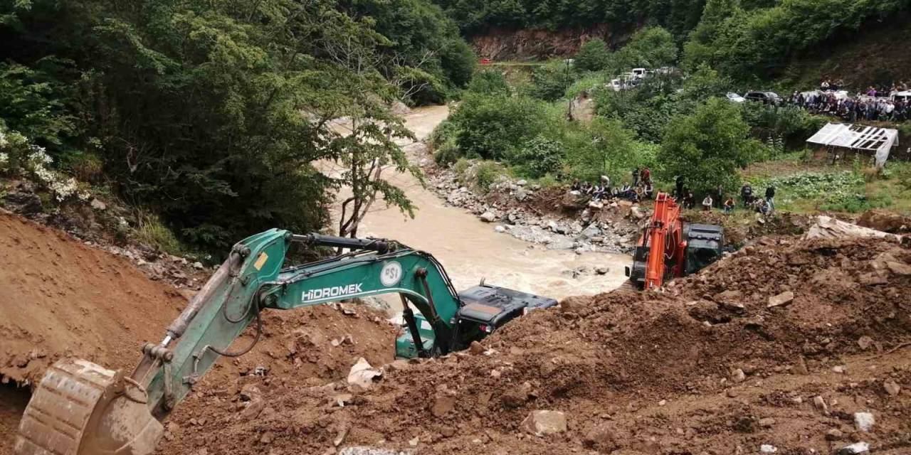 Giresun’da Yağış Nedeniyle Meydana Gelen Göçük Altında Kalan İşçiden Umut Kesiliyor