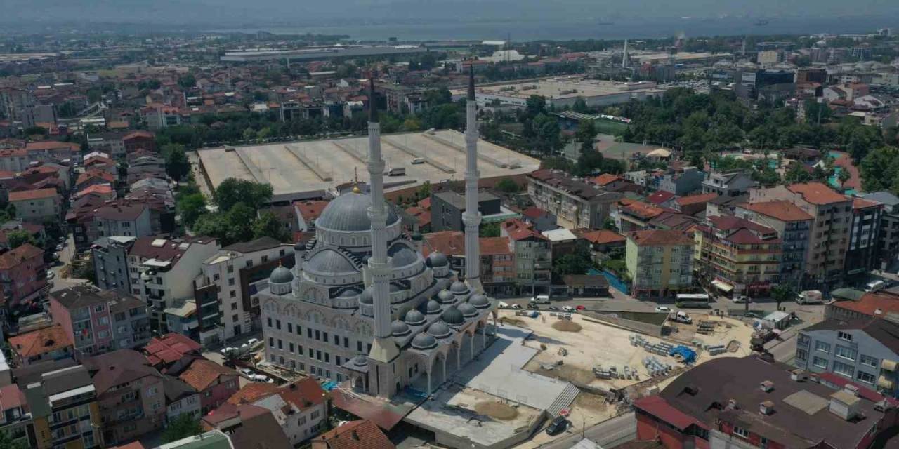 Altı Otopark, Üstü Meydan