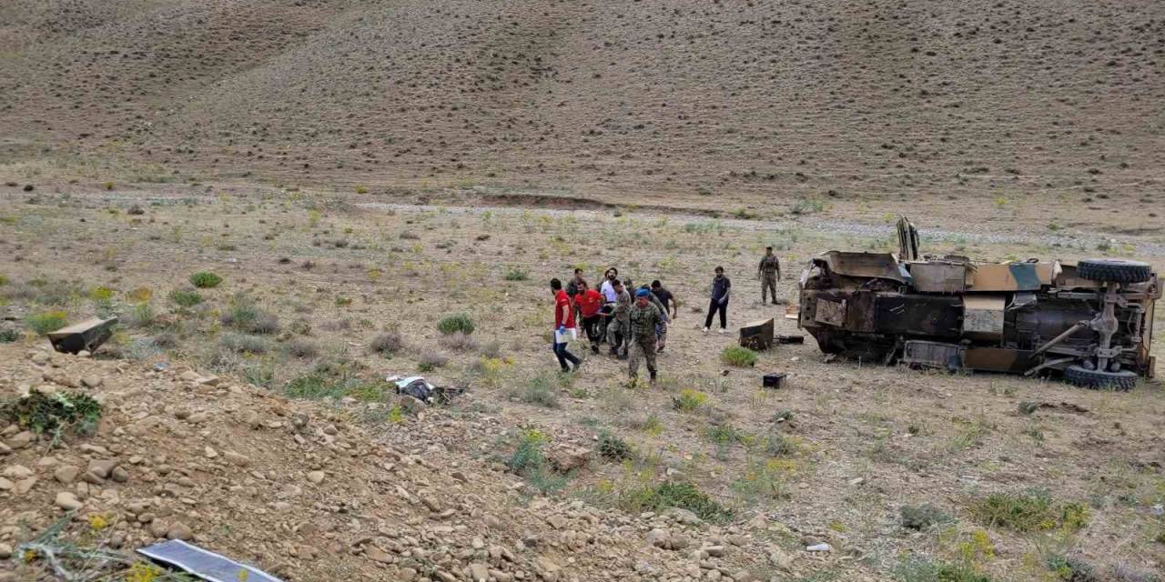 Askeri Araçla Otomobil Çarpıştı: 1 Ölü, 13 Asker Yaralı