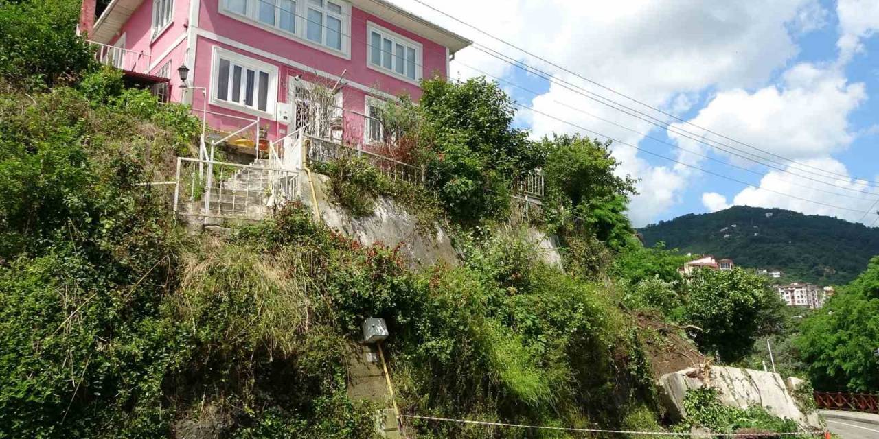 Ordu Heyelan Sonucu Bir Evin İstinat Duvarı Yıkıldı