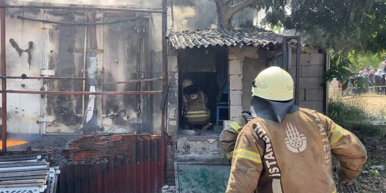Sancaktepe’de İşyeri Yangını: Vatandaşlar Kendi İmkanıyla Binayı Boşalttı