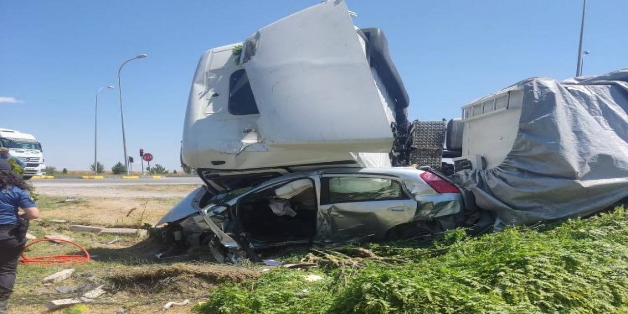 Tırın Altında Ezilen Otomobilde 1 Kişi Öldü 1 Kişi Ağır Yaralandı