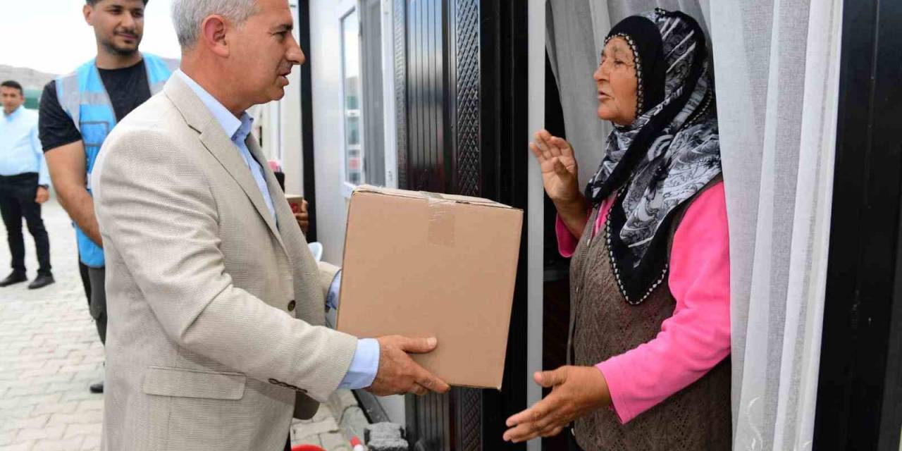 Yeşilyurt’ta Depremzedelere Yardımlar Sürüyor