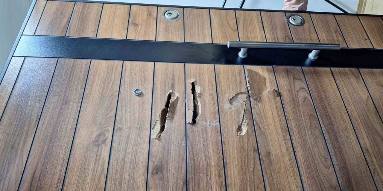 Fatih’te Dehşet Anları Kamerada: Komşunun Evine Baltayla Saldırdı