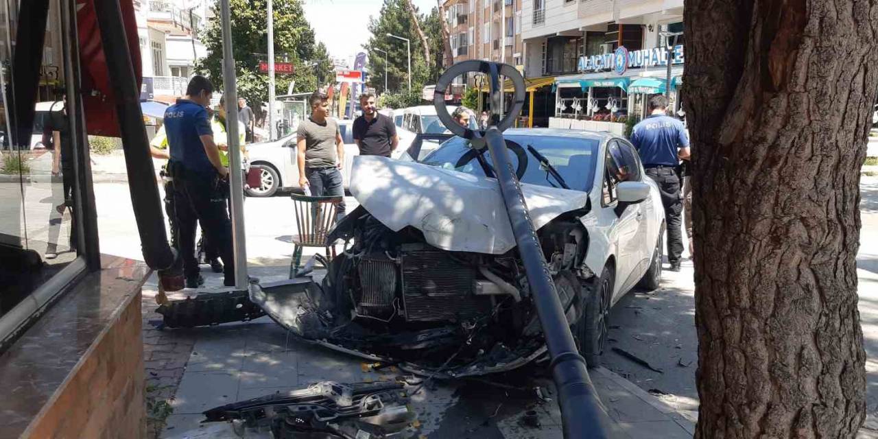 Çarpışan Otomobillerden Saniyelerle Kurtuldu