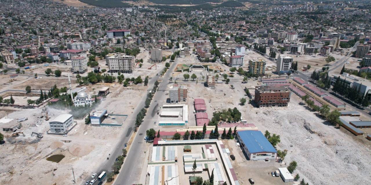 Kahramanmaraş’ta Ağır Hasarlı Binaların Yıkımı Sürüyor