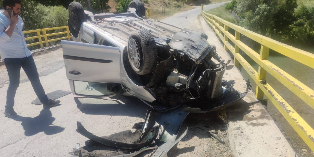 Bariyerlere Çarpan Otomobil Köprü Üzerinde Ters Döndü: 1 Yaralı