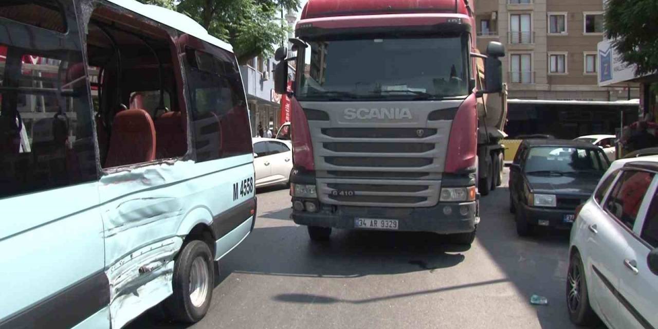 Ümraniye’de Yolcu Dolu Dolmuş İle Tır Çarpıştı: 5 Yaralı
