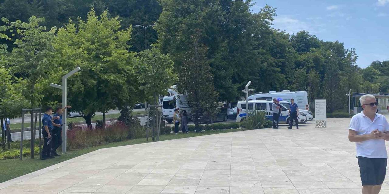 Cenaze Namazı Öncesi Cami Avlusunda Tekme Tokat Kavga Ettiler