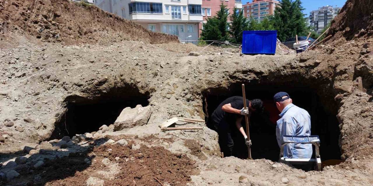 İnşaat Kazısında 2 Mezar Odası Bulundu