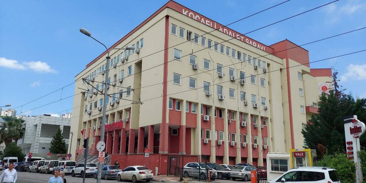 Kendisini Polis Olarak Tanıttığı Genç Kıza Cinsel İstismarda Bulundu