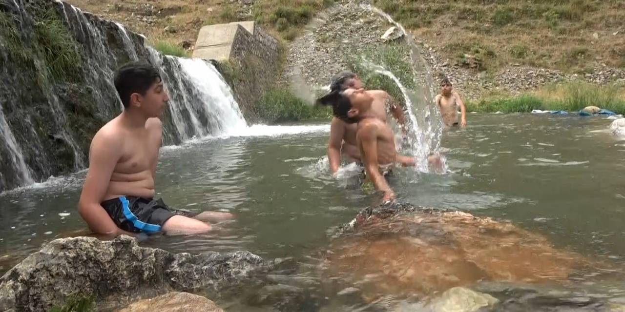 Sıcaktan Bunalan Çocuklar Çareyi Çayda Serinlemekte Buldu