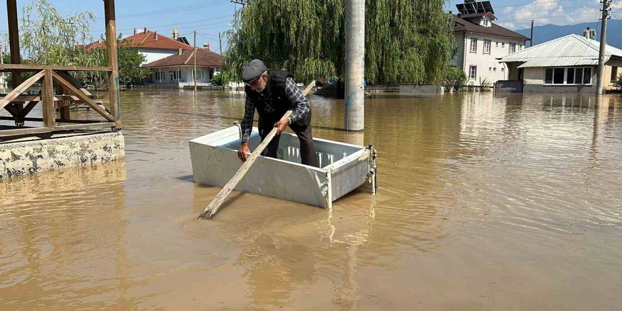 Köy Sular Altında Kaldı, Buzdolabını Kayık Yaptı