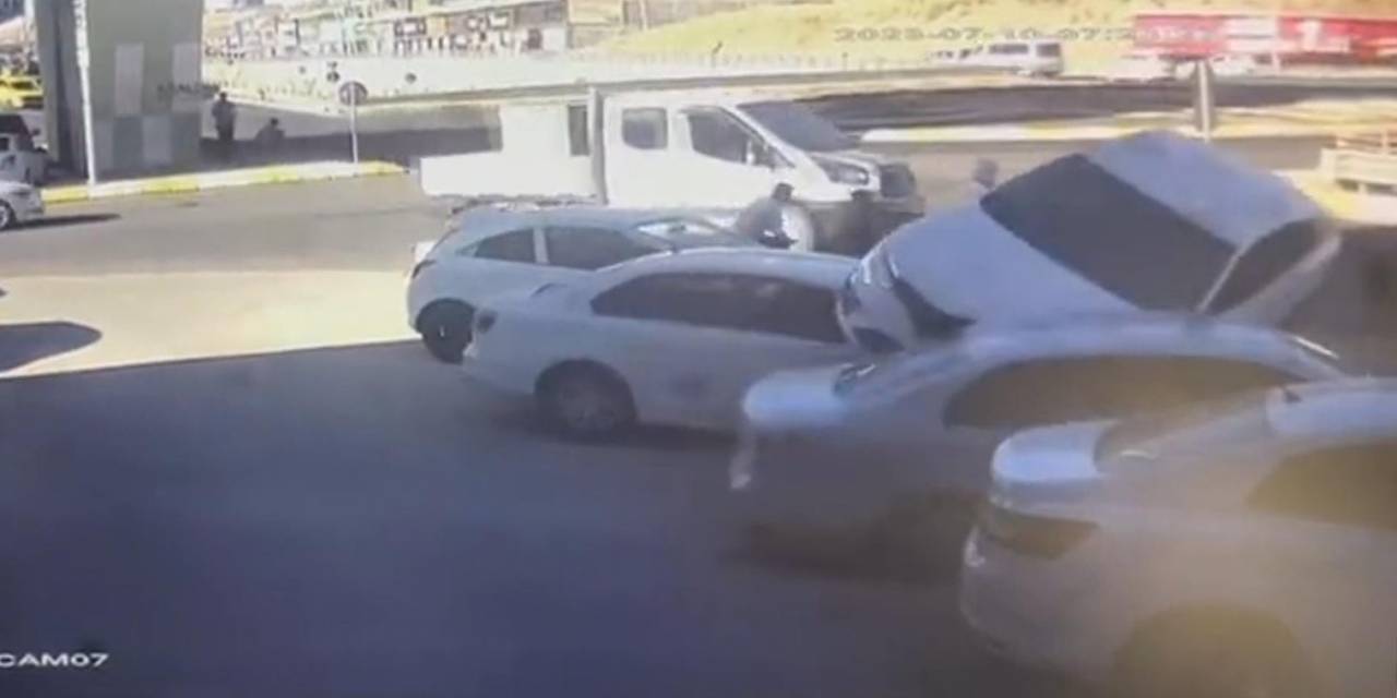 Şanlıurfa’da İlginç Kaza Anı Kameraya Yansıdı