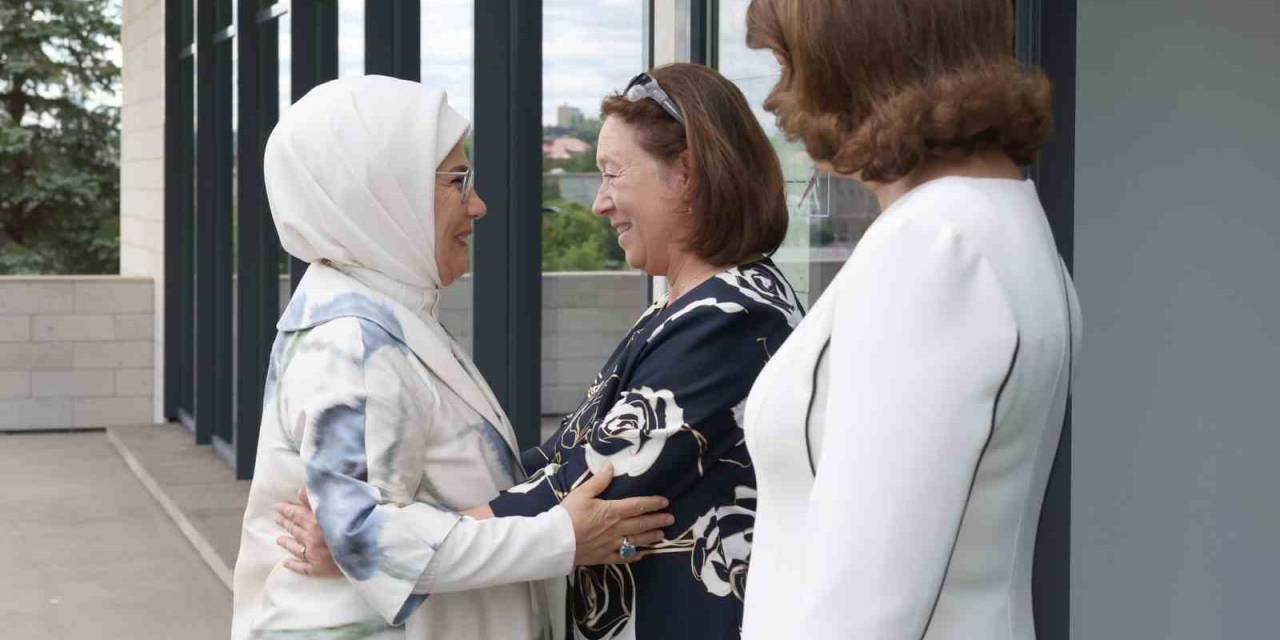 Emine Erdoğan, Litvanya’da Lider Eşleriyle Bir Araya Geldi