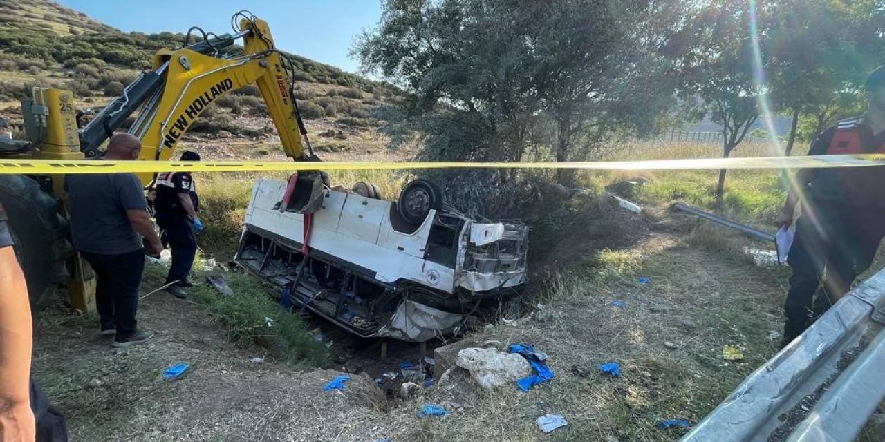 İşçileri Taşıyan Midibüs İle Hafif Ticari Araç Çarpıştı: 1 Ölü, 35 Yaralı