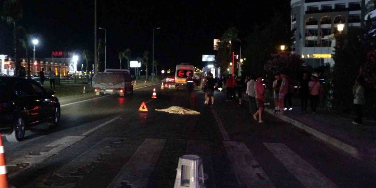 Tur Midibüsü Yaya Geçidindeki Turistlerin Arasına Böyle Daldı: 2 Ölü