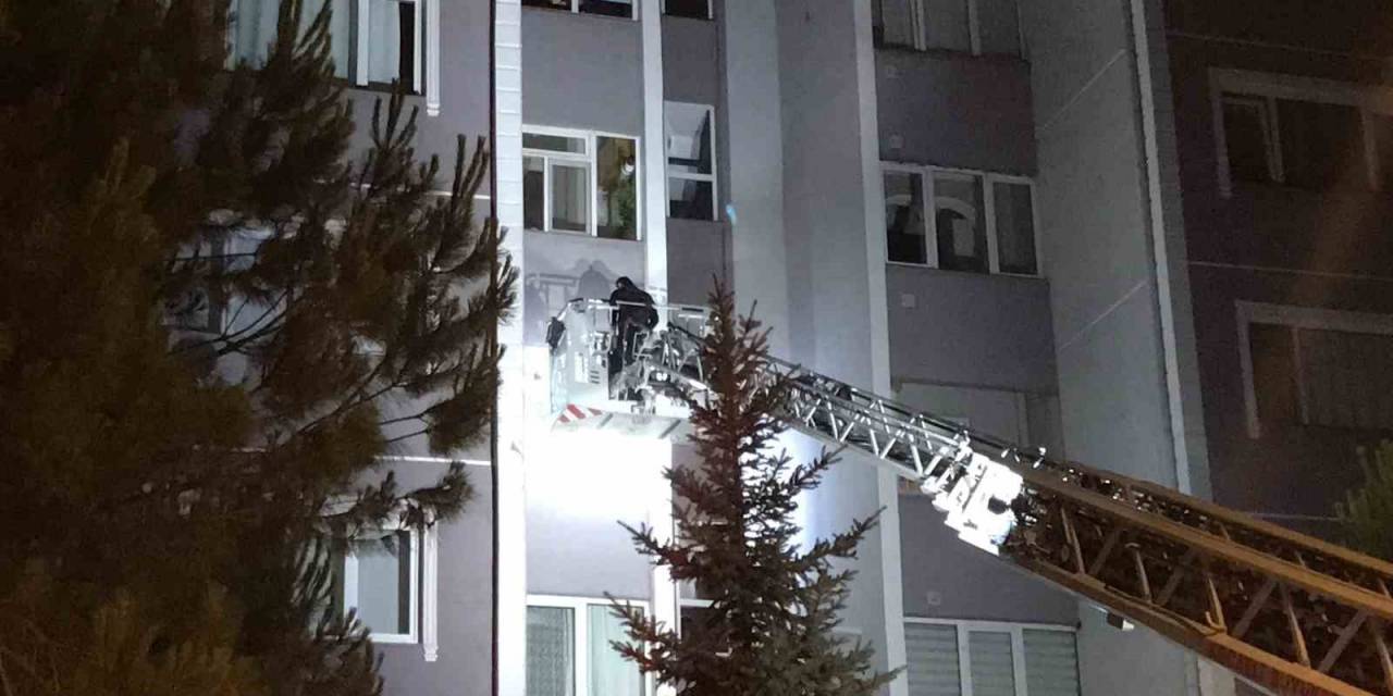 Çilingir Kapıyı Açamayınca İş İtfaiyeye Düştü: Pencereden Girerek Kapıyı Açtılar