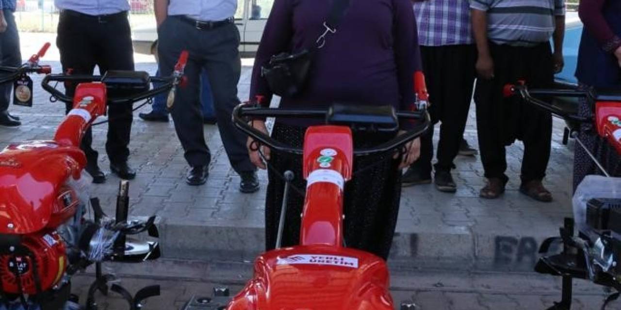 Kozan’da Yüksek Rakımlı Bölgedeki Üreticilere Çapa Motoru Dağıtıldı